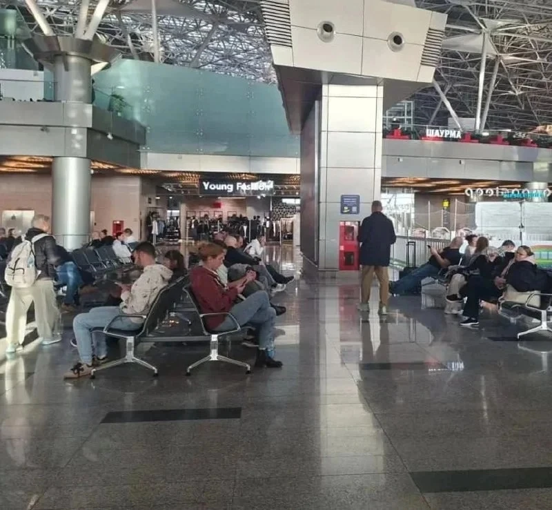 📰 Коллапс в московских аэропортах: задержки и отмены рейсов из‑за угрозы БПЛА