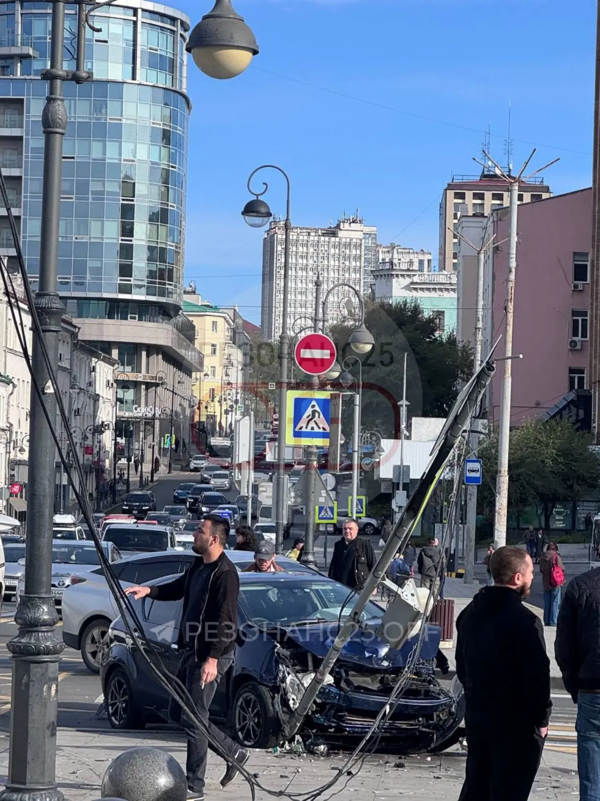 🚗Микроавтобус и легковушка столкнулись на перекрестке в центре Владивостока