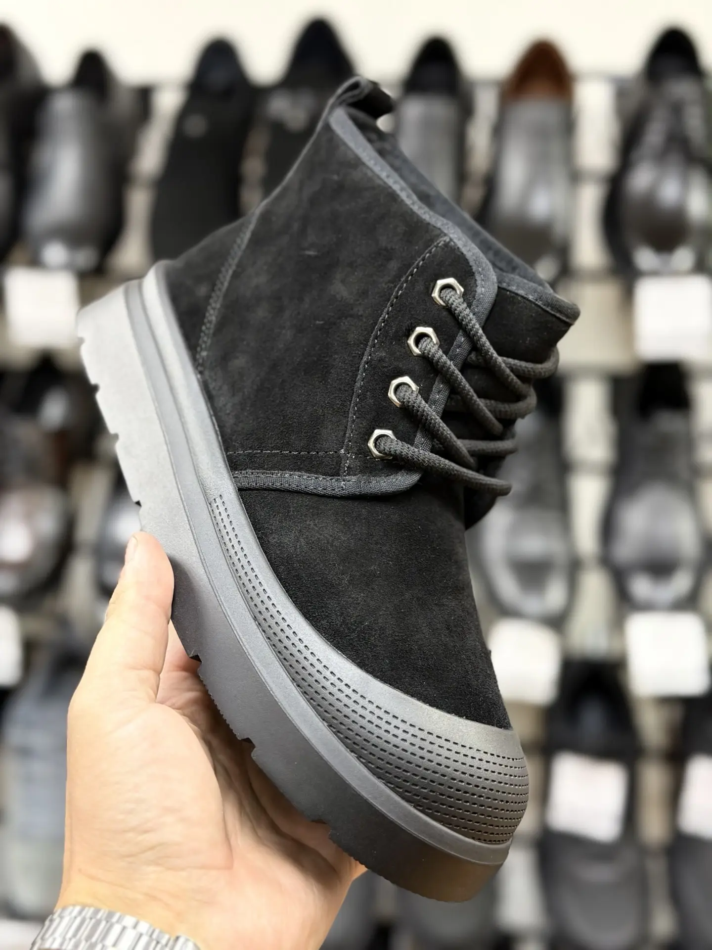 ℹ️ Тёмно-серые ботинки с замшевой фактурой и шнуровкой. Изюминка — контрастная светло-с...