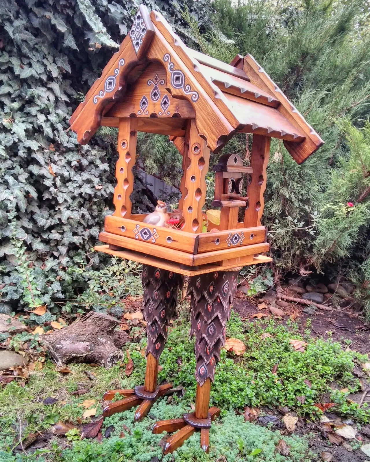 Вот такой заказ, кормушка на курьих ножках. 🐦‍⬛🐦🌷🪓📏✏️