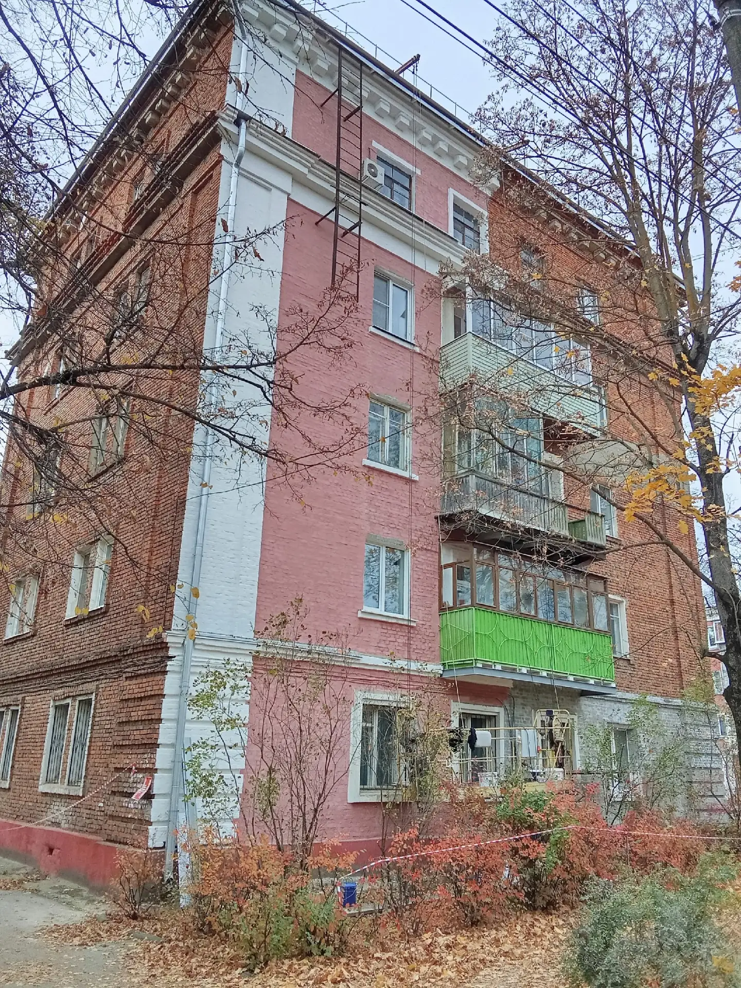 Наконец-то этот дом штукатурят и приводят в порядок! Как долго он ждал своего ремонта. ...