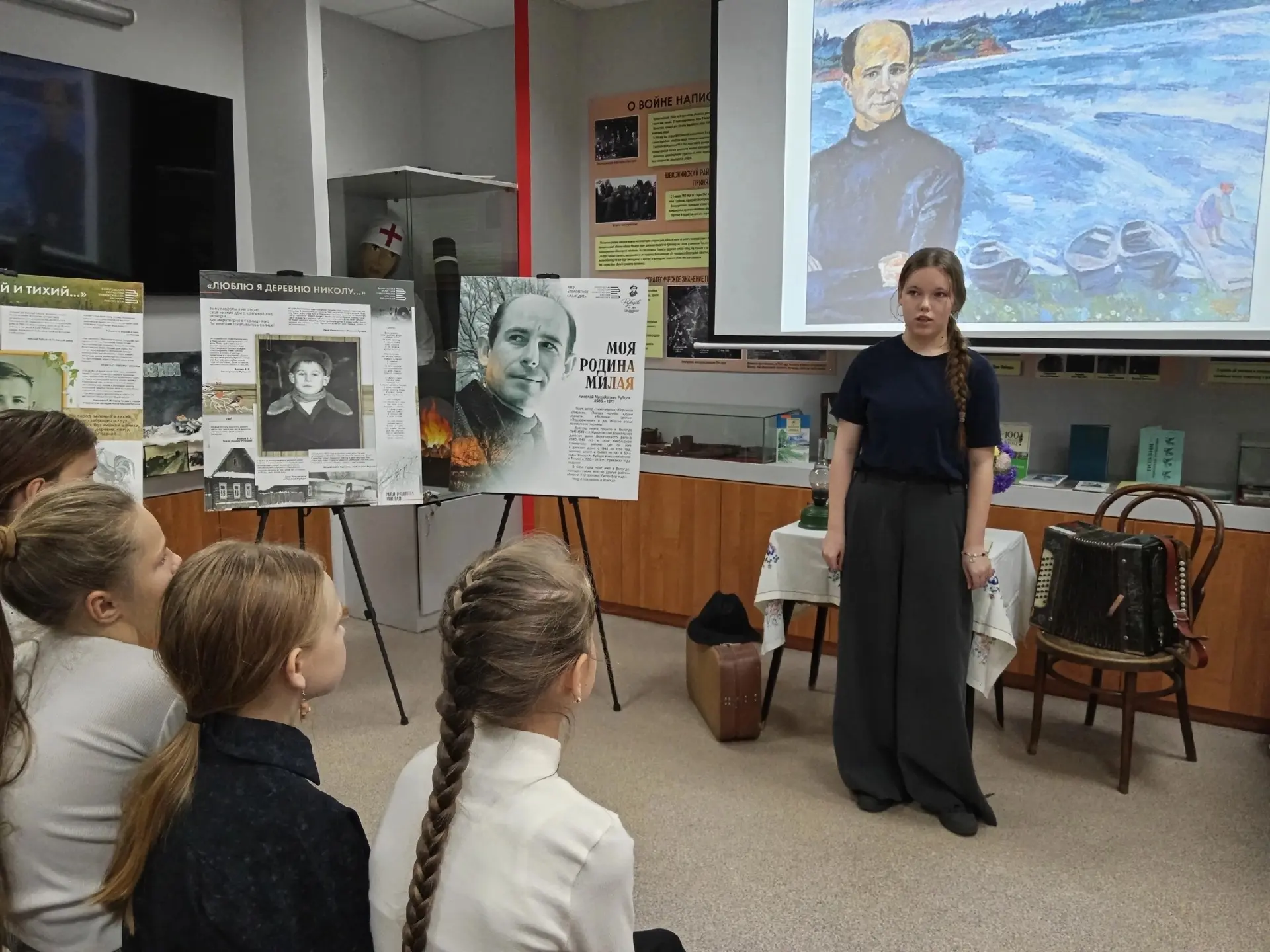👩‍🏫 8 и 9 октября  на уроках литературы и  в школьном музее 5а, 5г, 7а и 7б приняли у...