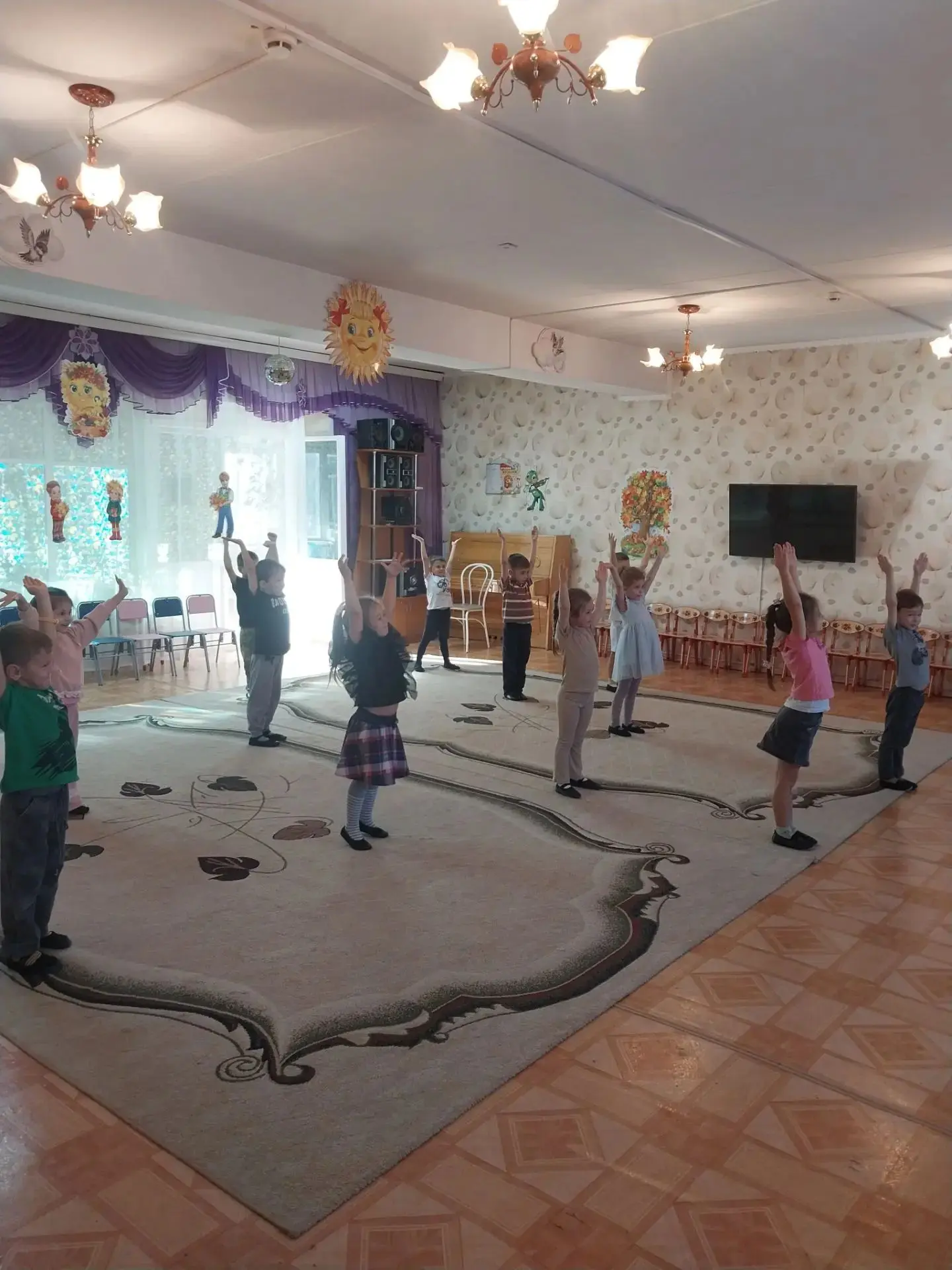 «Мы двигаемся в такт»: чем полезны занятия ритмикой в детском саду