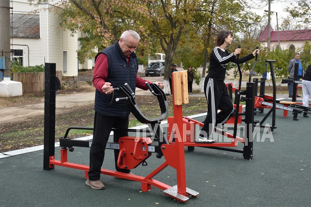 💪В Краснодоне открыли новую многофункциональную спортивную площадку