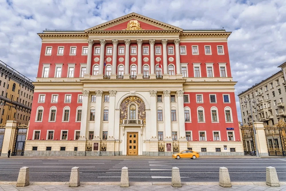 Сходите на экскурсию о переезжающих домах Тверской улицы