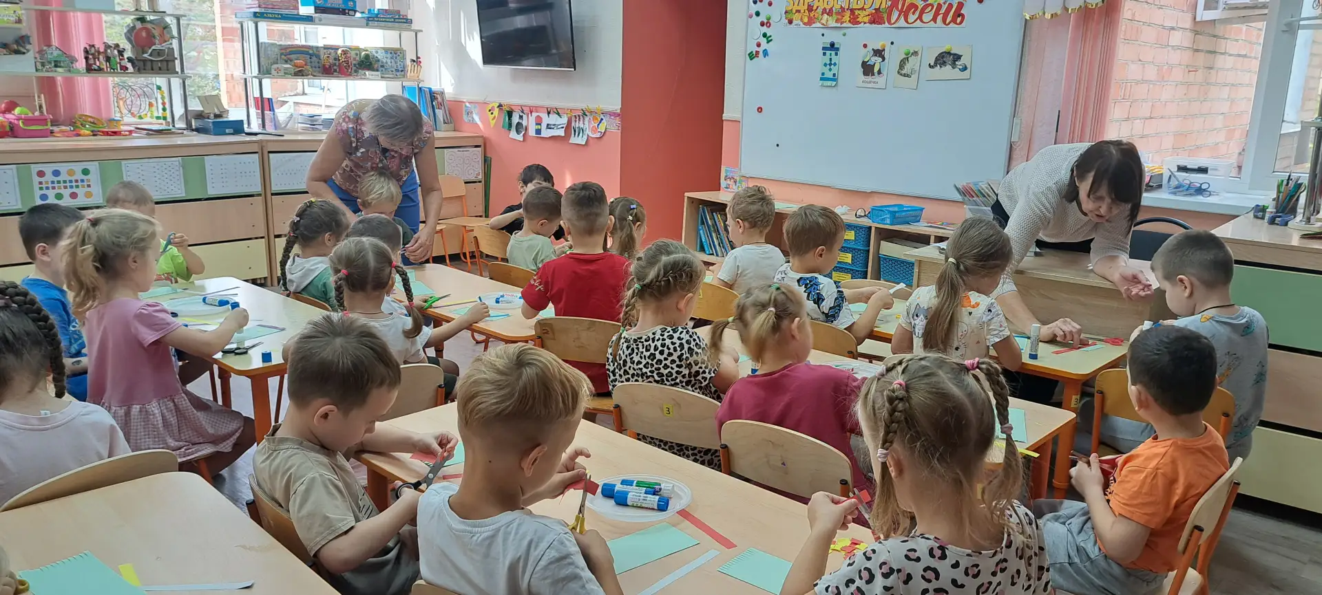 В средней группе «Колокольчики» на занятие по аппликации «Коврик для кошечки» ребята пр...