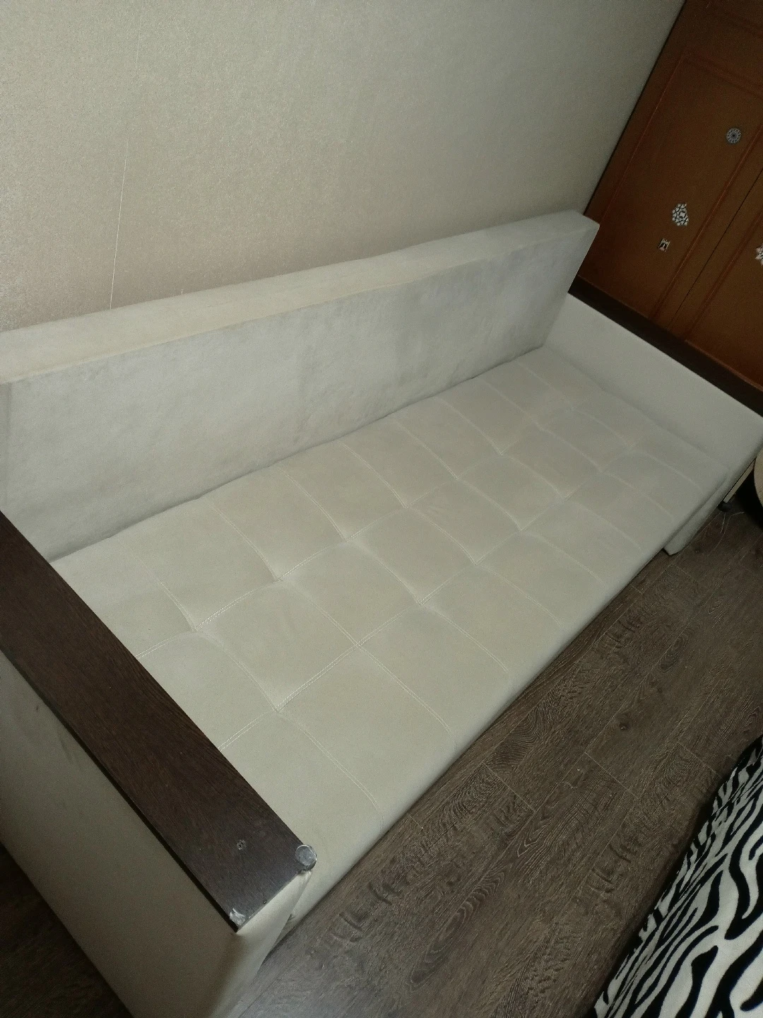 Продам диван 🛋. В отличном состоянии . Цена - 6 тысяч .