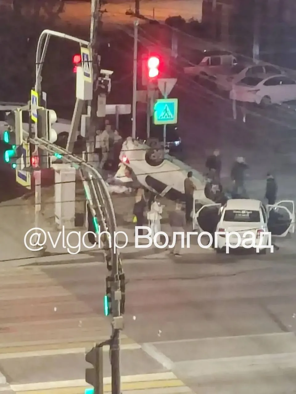 На перекрестке улиц Ткачева и Рокоссовского в Волгограде перевернулся автомобиль.