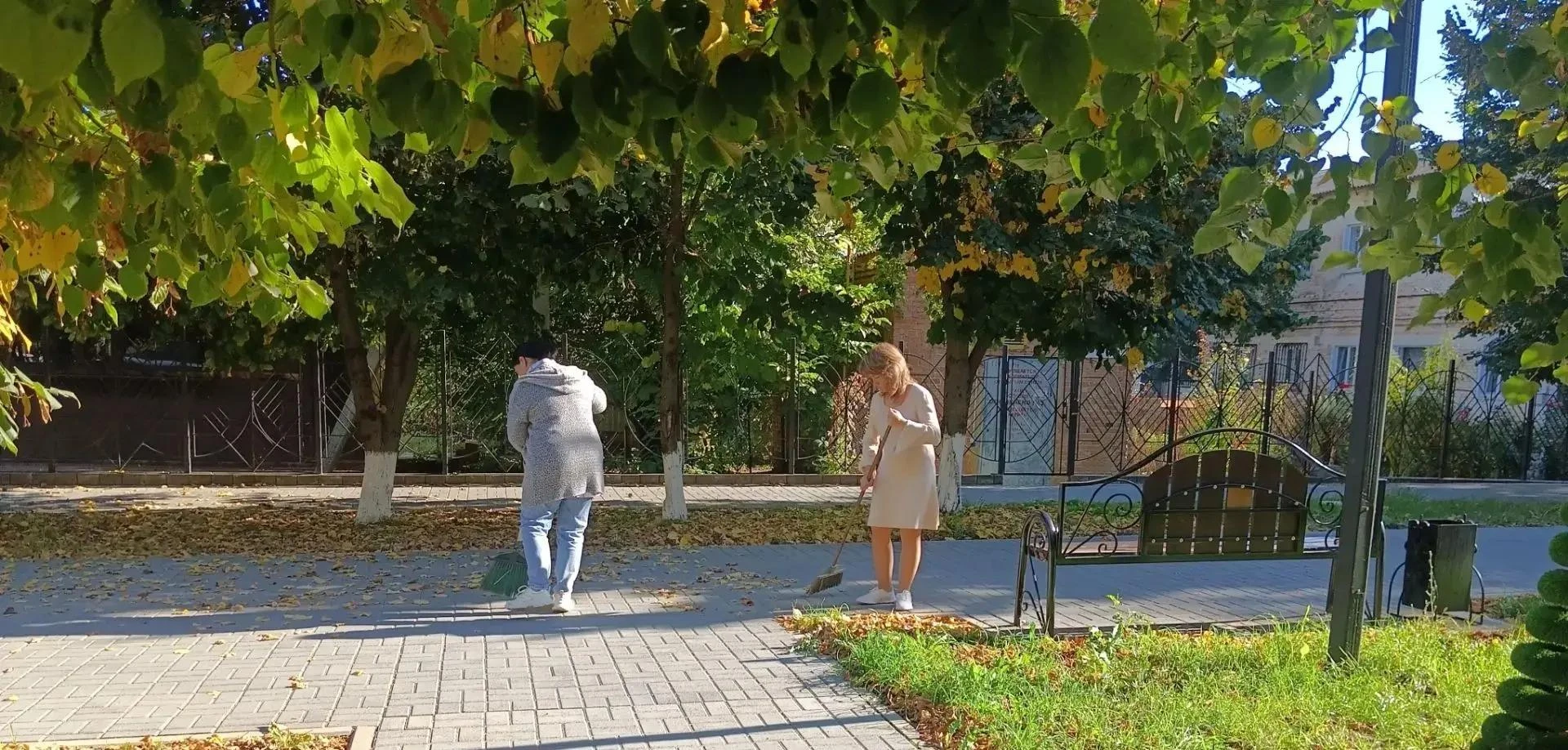 📚 Сотрудники библиотек станицы Кавказской  провели уборку на прилегающей территории