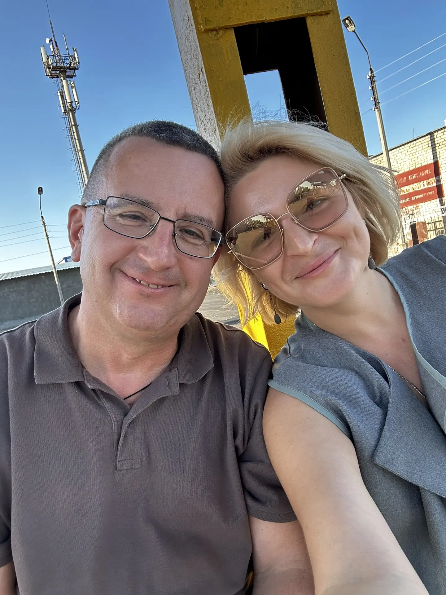 Сидим с мужем на автовокзале . Романтика 🥰