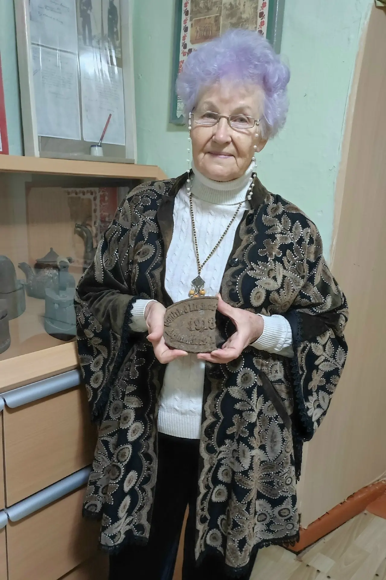 Жительница поселка Грязнушинский - Косарева Людмила Александровна принесла в музей фраг...