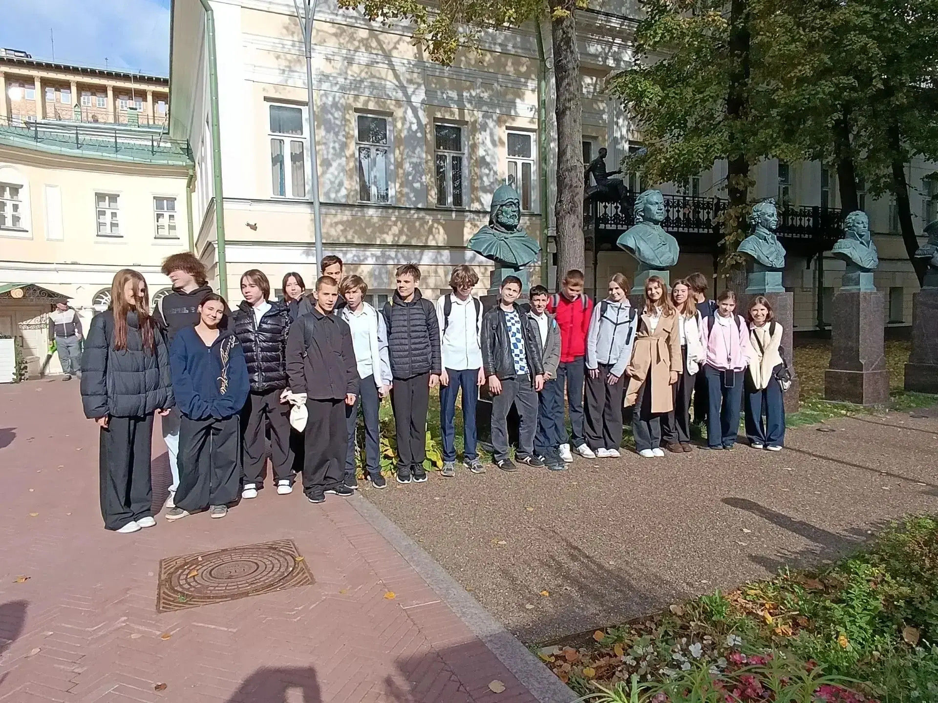 🏛️ Ученики 8В класса совершили путешествие сквозь века, они побывали в Музее военной ф...