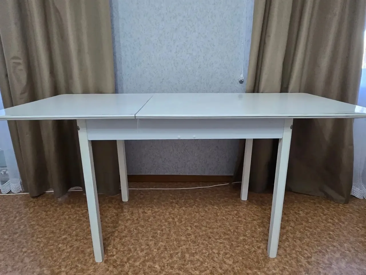 Продается стол кухонный б/у, в сложенном виде размер100×67,5; в разложенном 160×67,5; в...