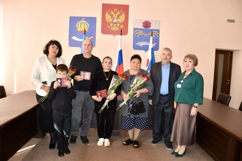 В Камызяке передали награды семьям героев