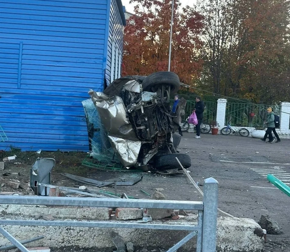 В Омске сегодня ночью 30-летний водитель иномарки протаранил здание 65-й школы, располо...