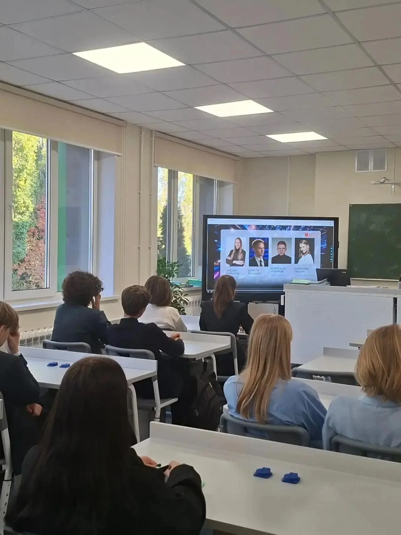 ✨Понедельник. 8:00. Школьный двор. 🏫