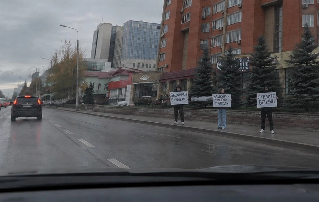 Здравствуйте, ехали с мужем на работу, вот такие чудаки стояли по улице Пушкина в Уфе.