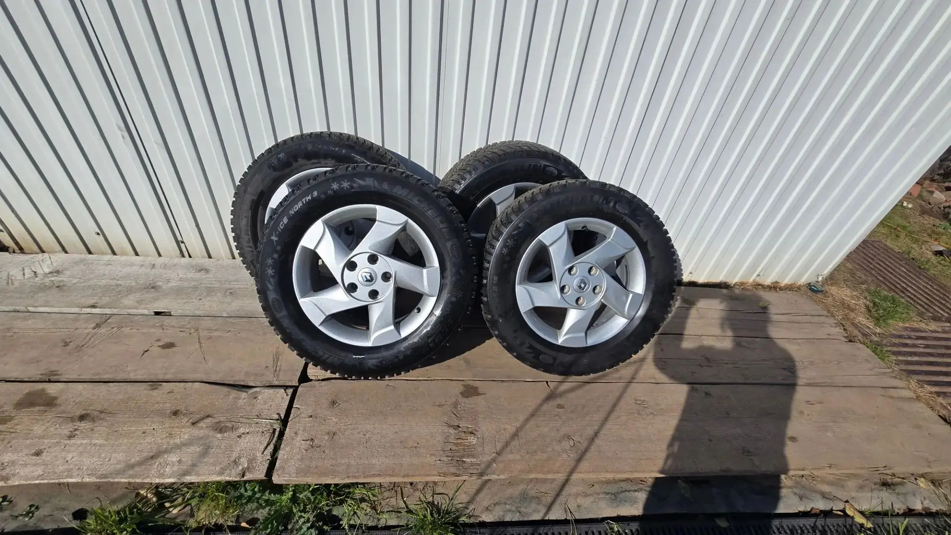 Продам зимнюю резину на дисках Renault Duster 215 65 16.