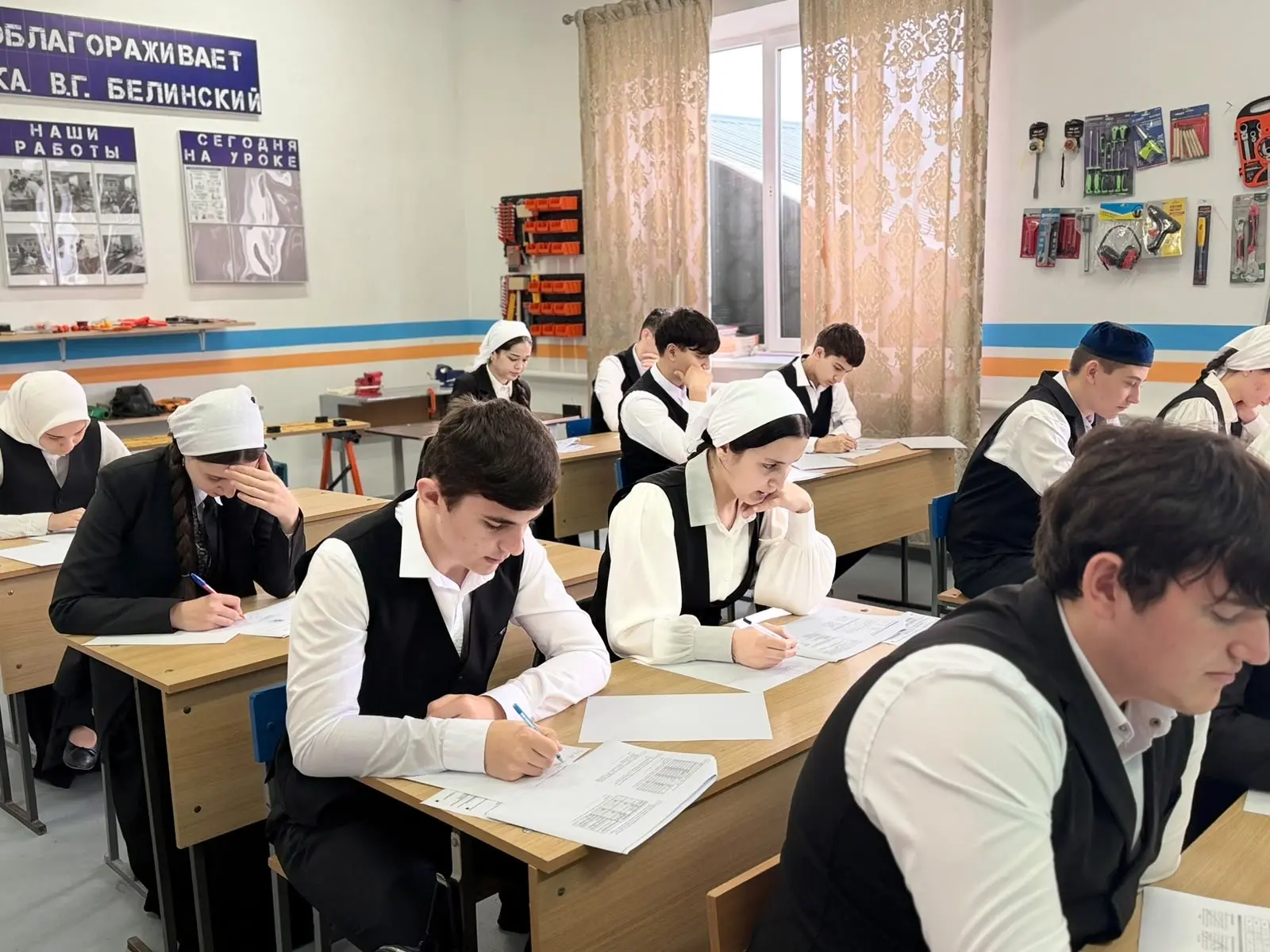 Сегодня в МБОУ «Новощедринская СОШ» прошла входная контрольная работа по математике в 1...