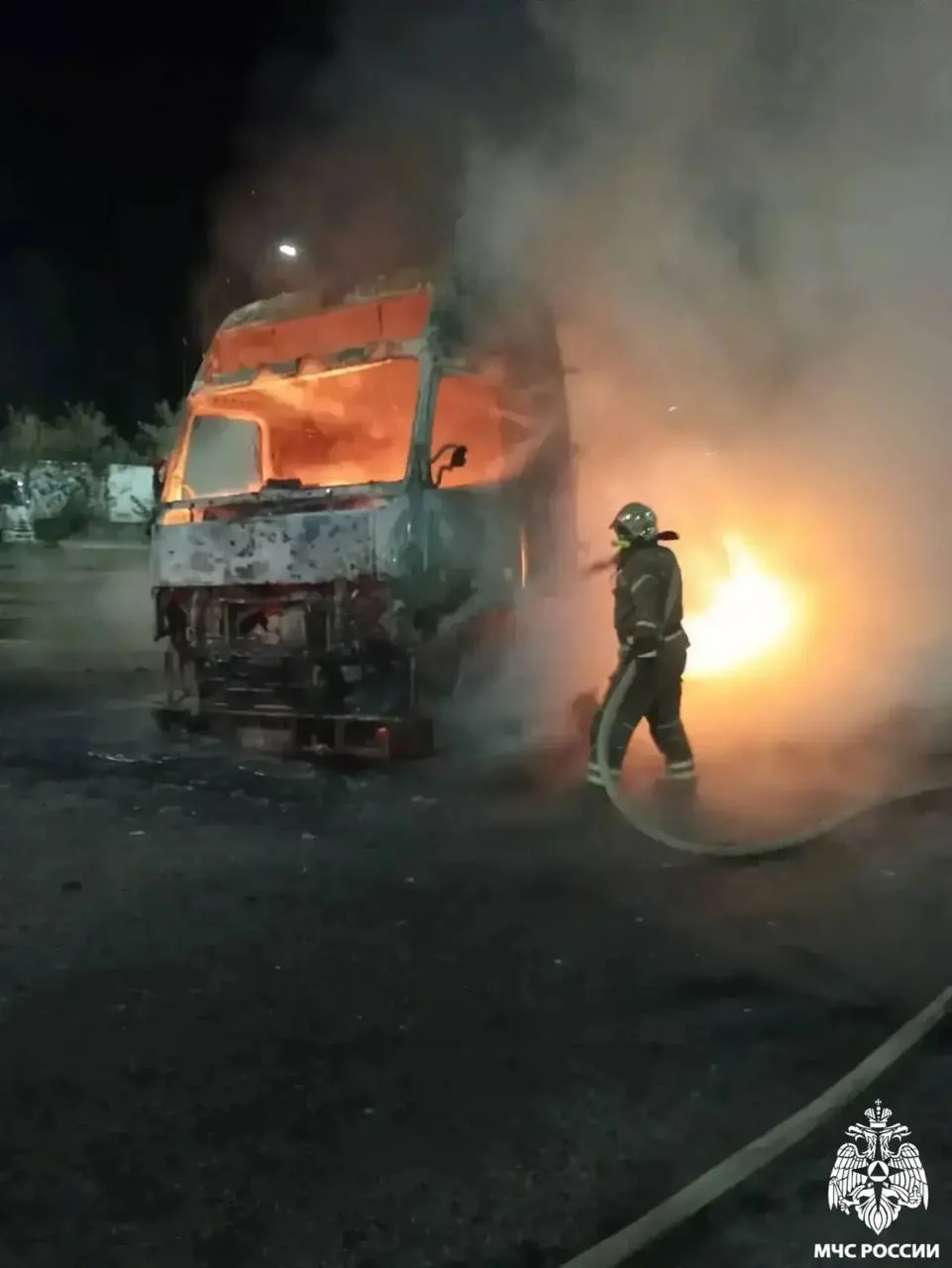 🔥 На трассе М-11 «Нева» в Тверской области загорелся грузовик.