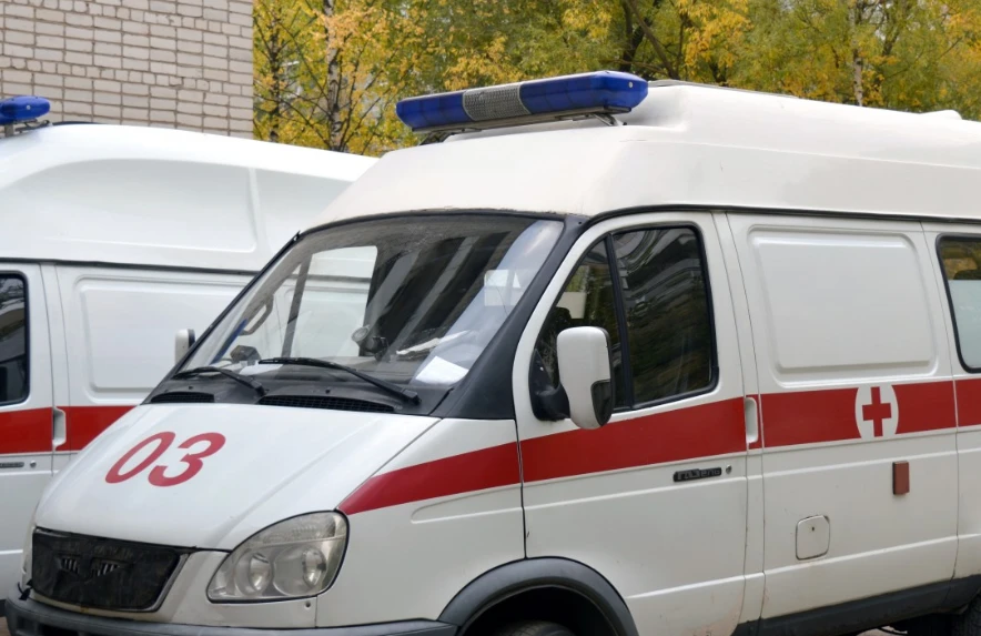 Двоих человек засыпало песком при работах в траншее в Мурино: один погиб, второй в боль...