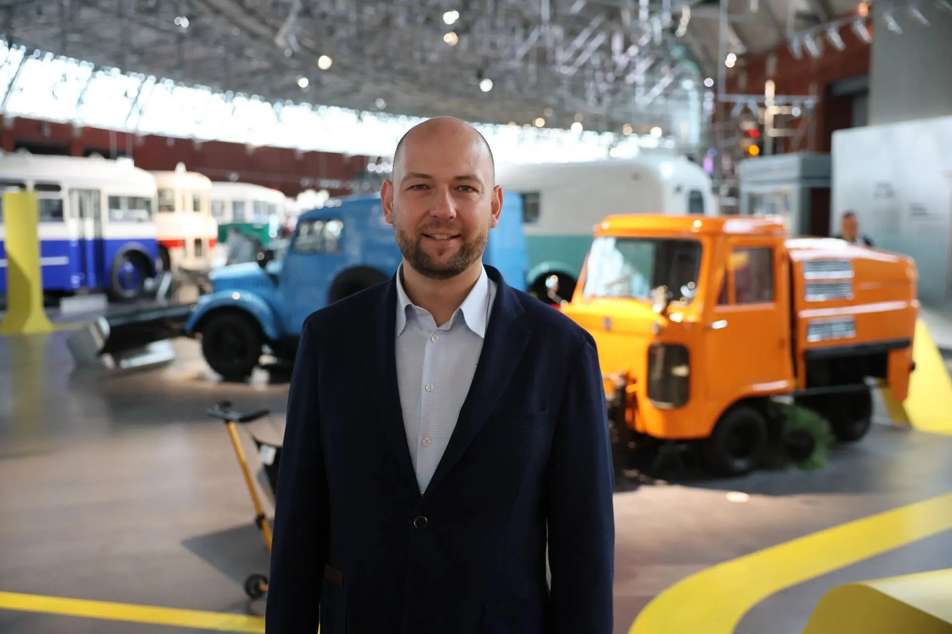 🚙 Когда-то по Москве ездили конки — вагоны, которые по рельсам тянули лошади. Потом по...
