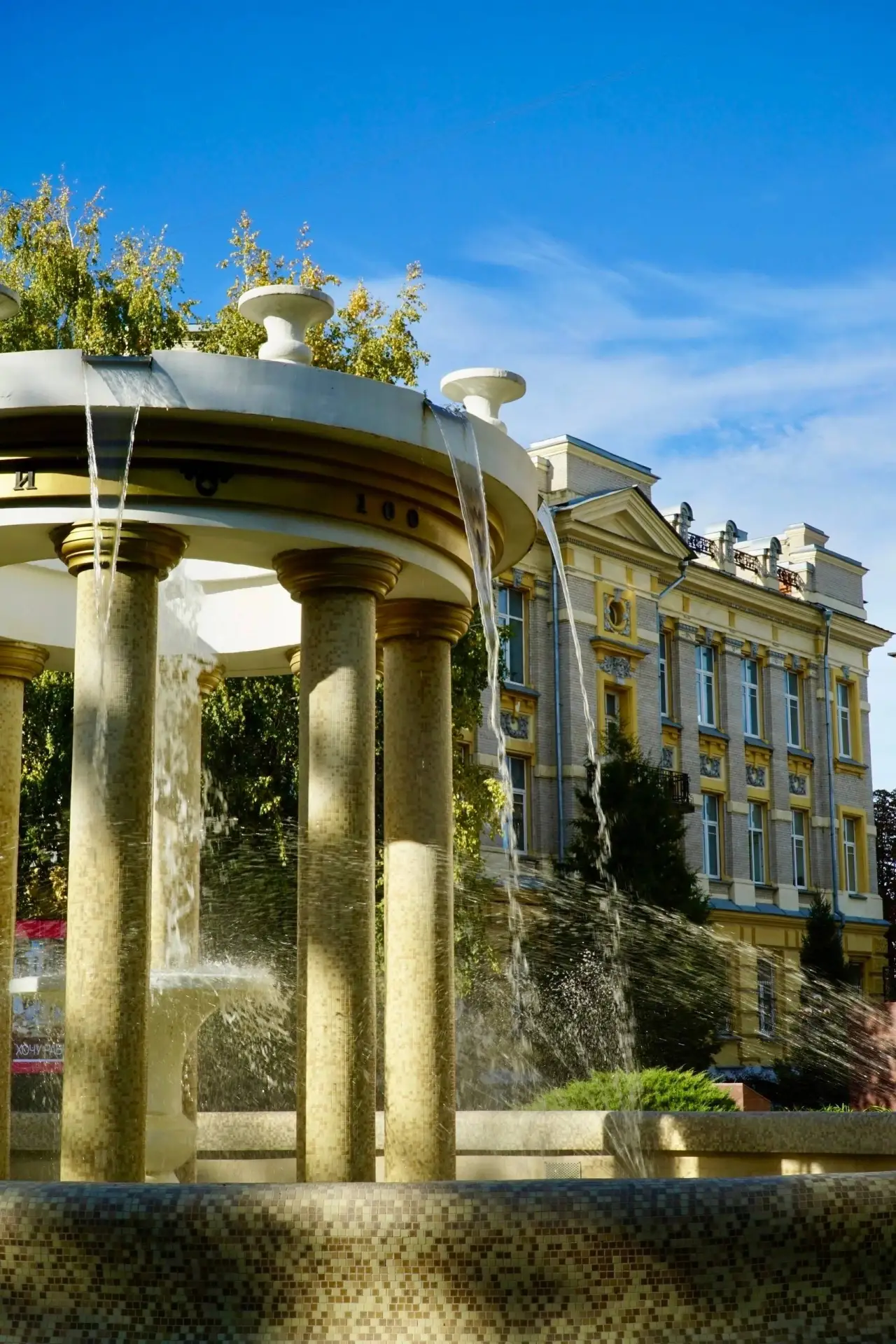 Саратовский ТИЦ поделился кадрами прогулки по университетскому городку.