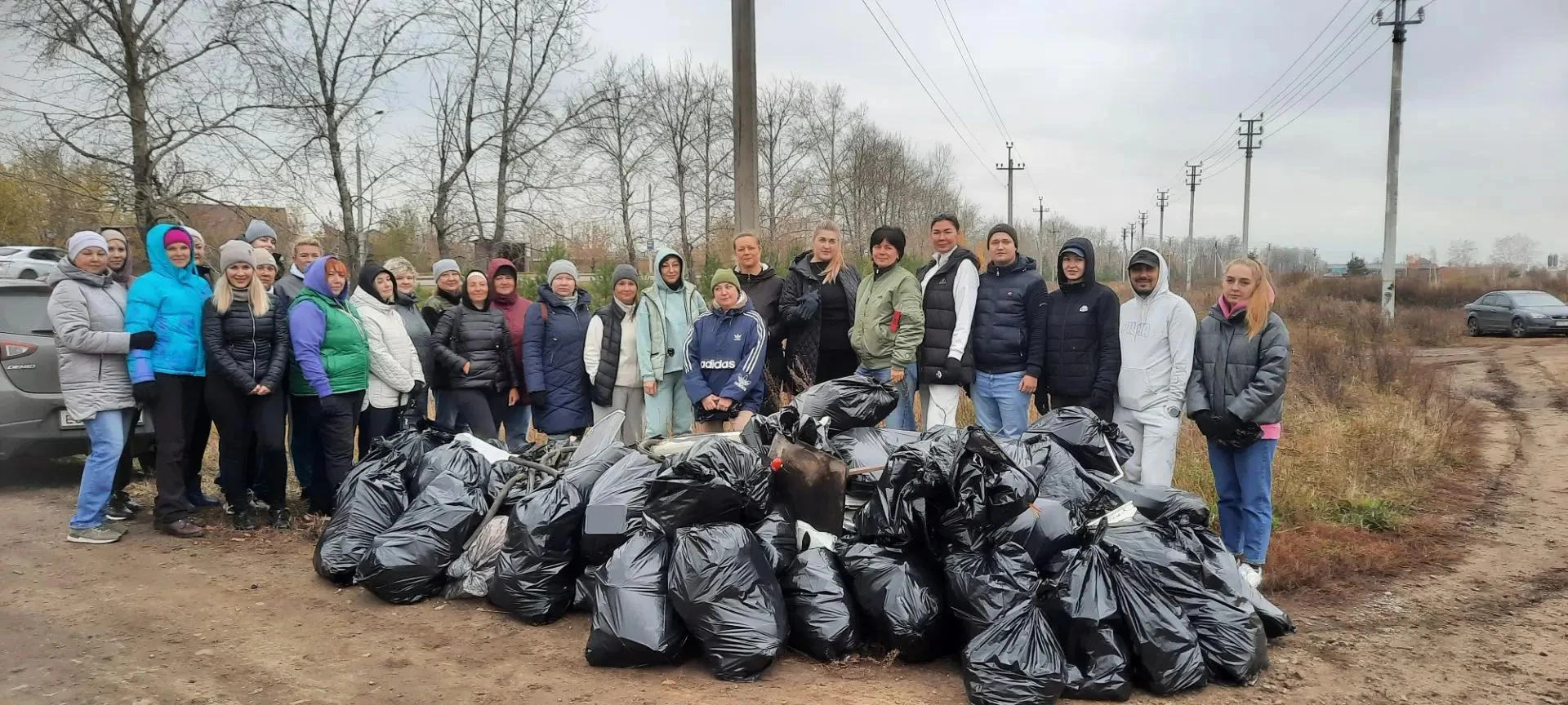 🧹 На #общегородской_субботник вышел комитет по управлению Ленинским округом.