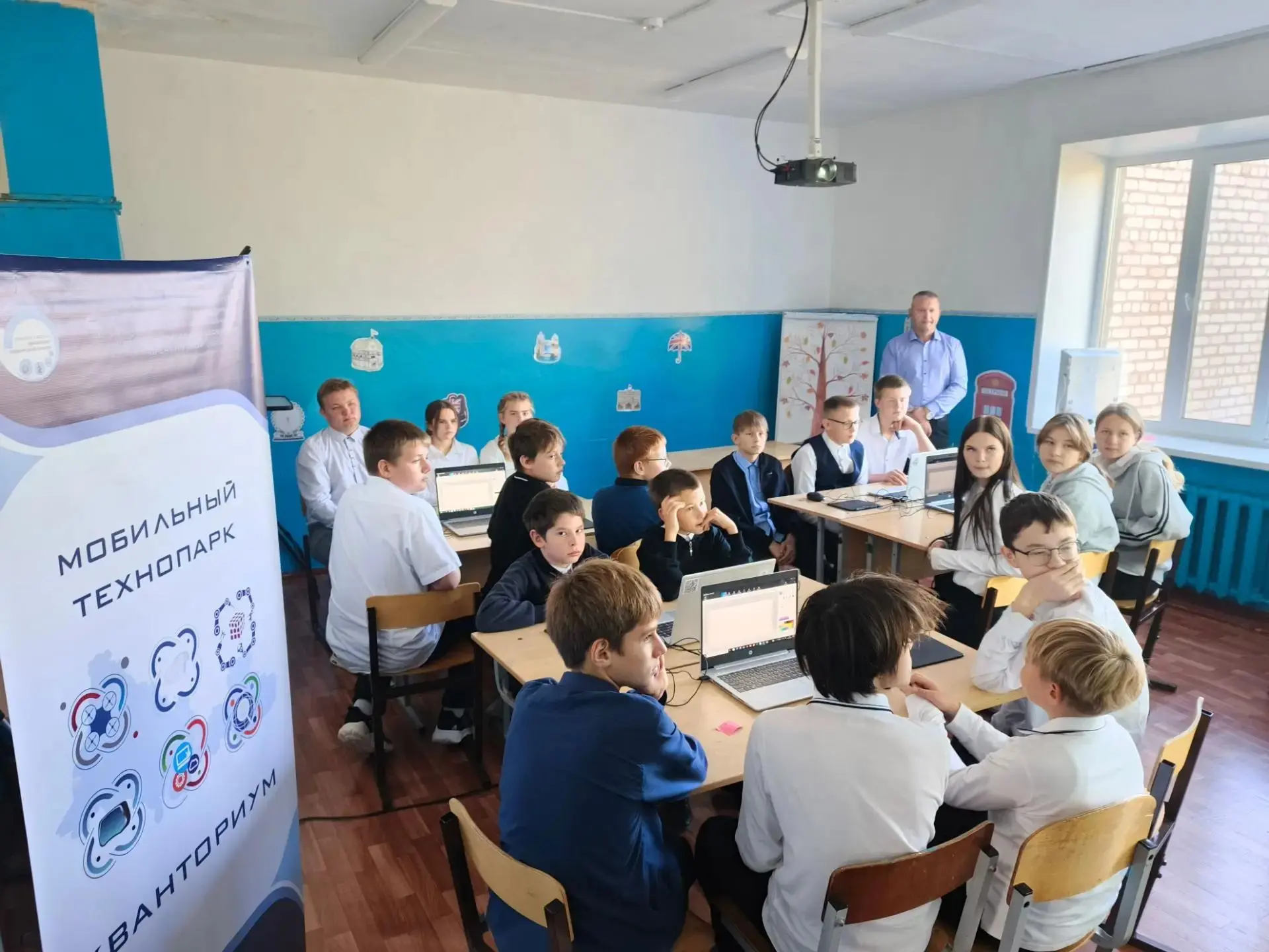 💥На базе Землянской школы развернулся мобильный технопарк «Кванториум»!