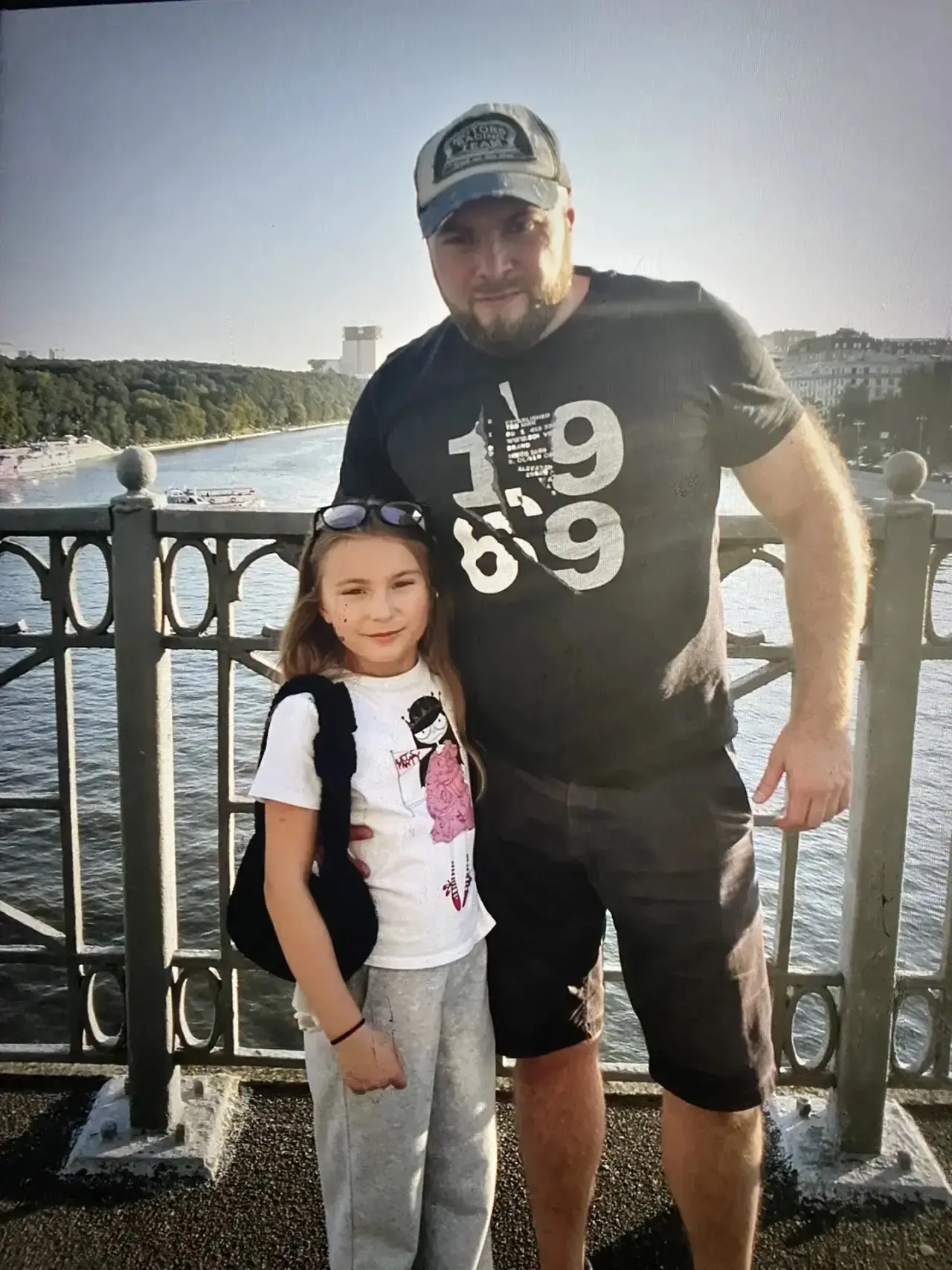 Мой папа супер герой, потому что помогает мне во всём и очень меня любит.
