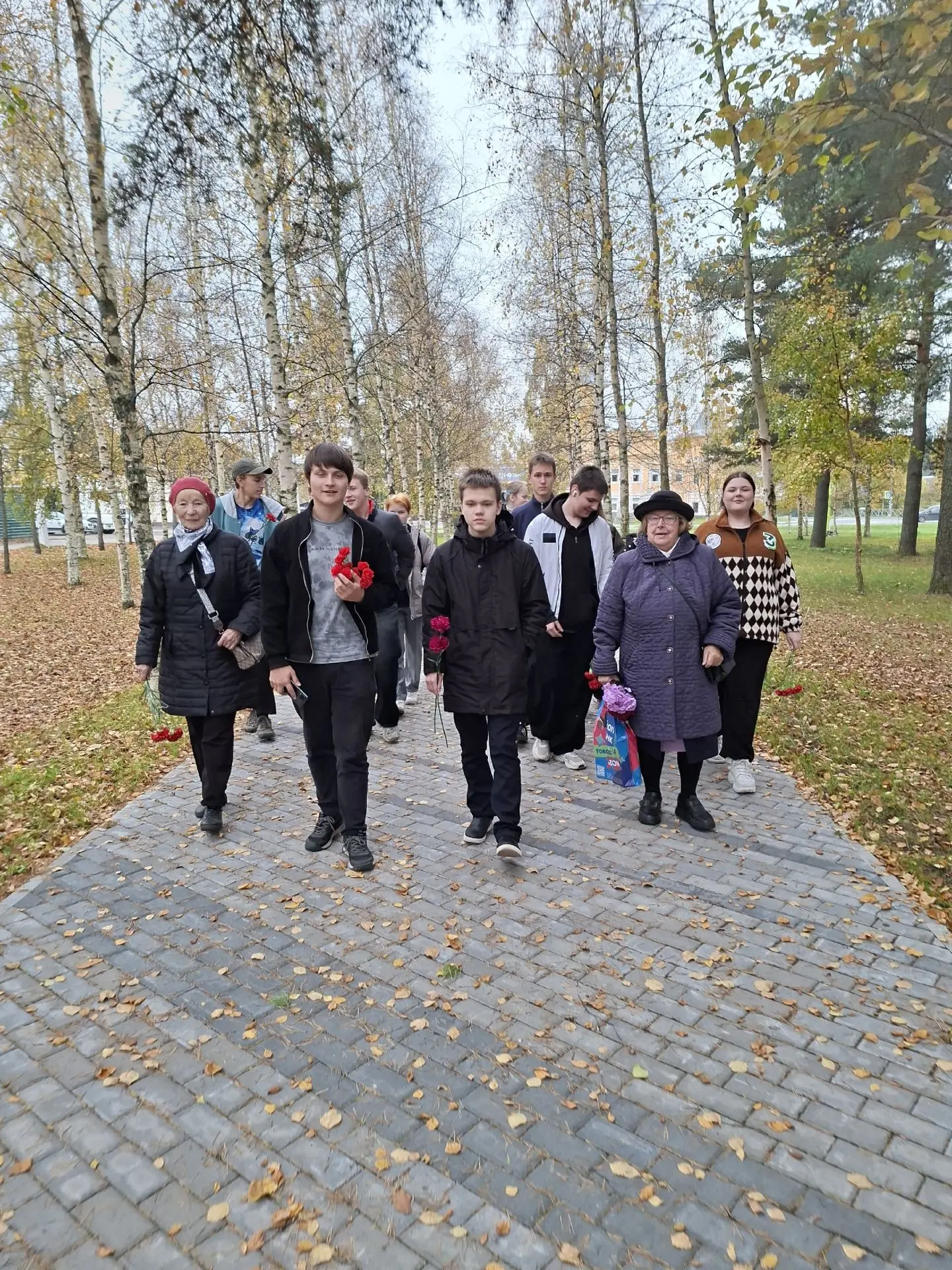 В день 100-летия Савелия Кирилловича Бакуты десятиклассники почтили его память. Ребята ...
