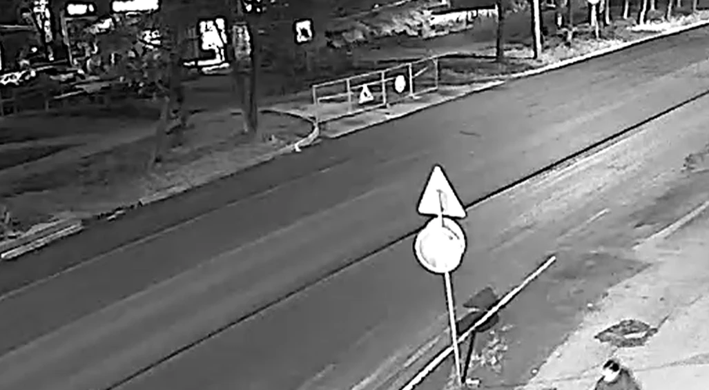 В Миассе временно ограничили движение . Из-за ремонтных работ заблокирован выезд из дво...
