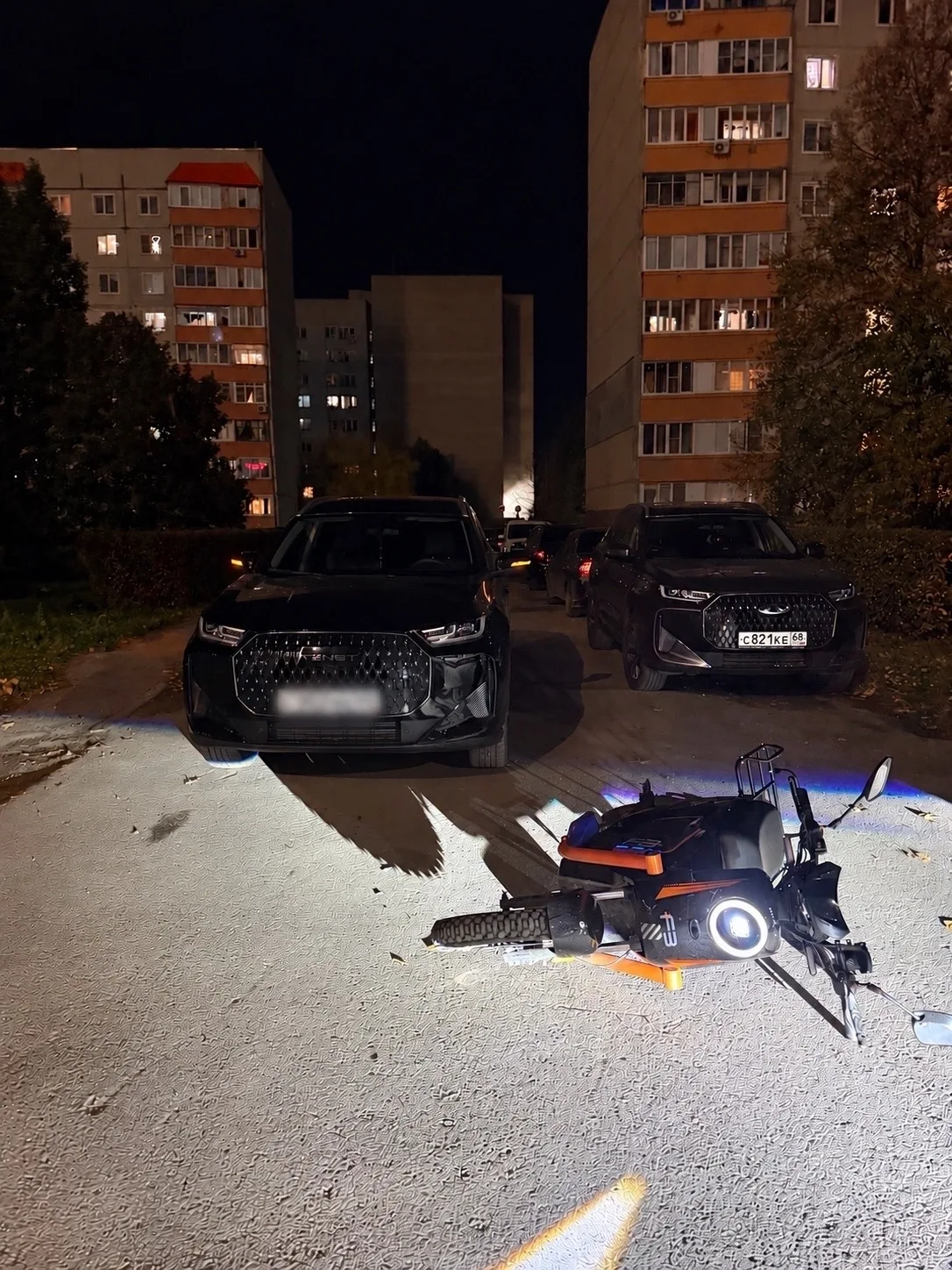 24 октября выезжая из адреса советская 187А. В автомобиль Tenet t7 въехал курьер достав...