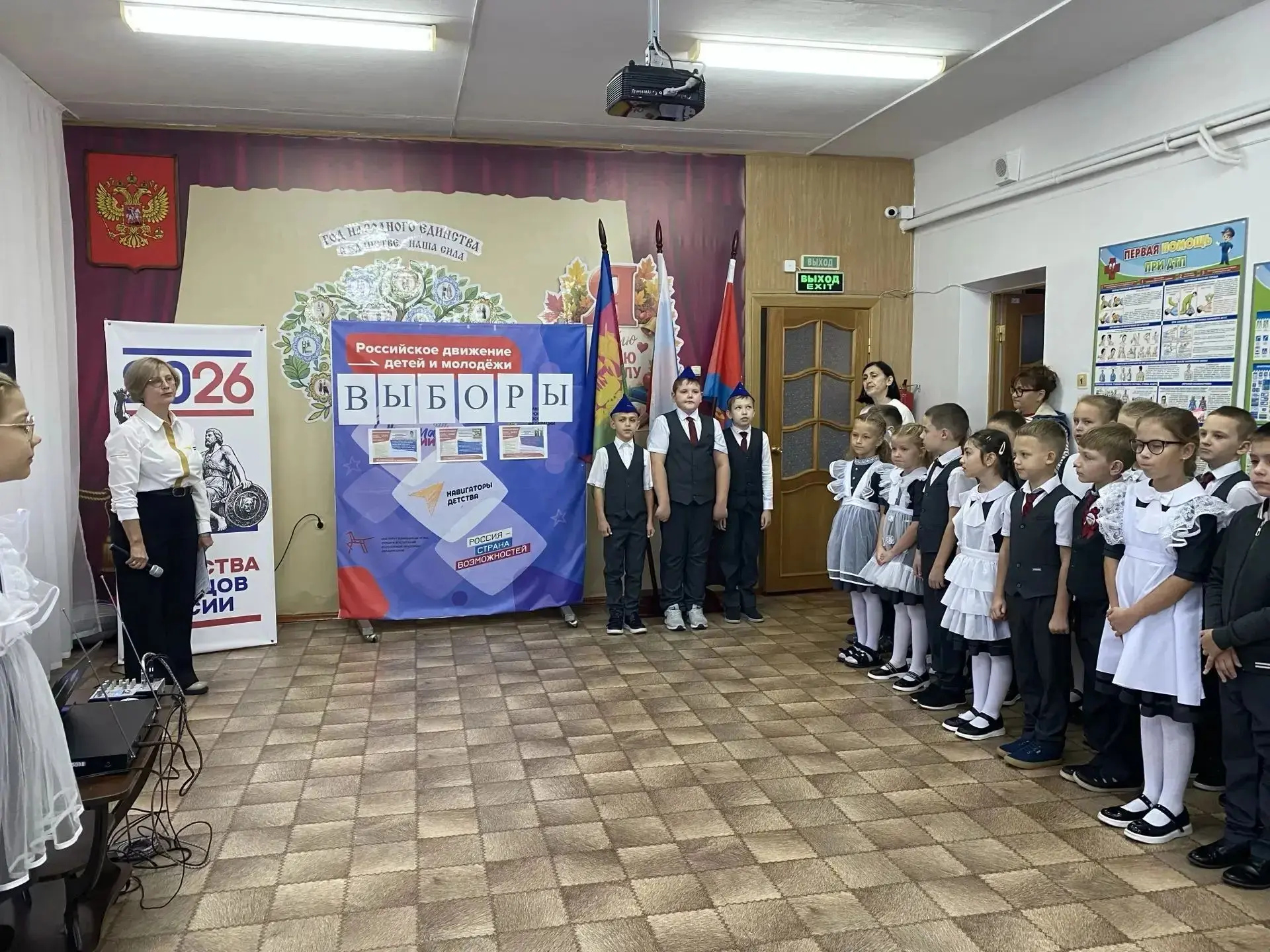 🇷🇺Традиционно рабочая неделя началась с выноса флагов и исполнения гимнов.
