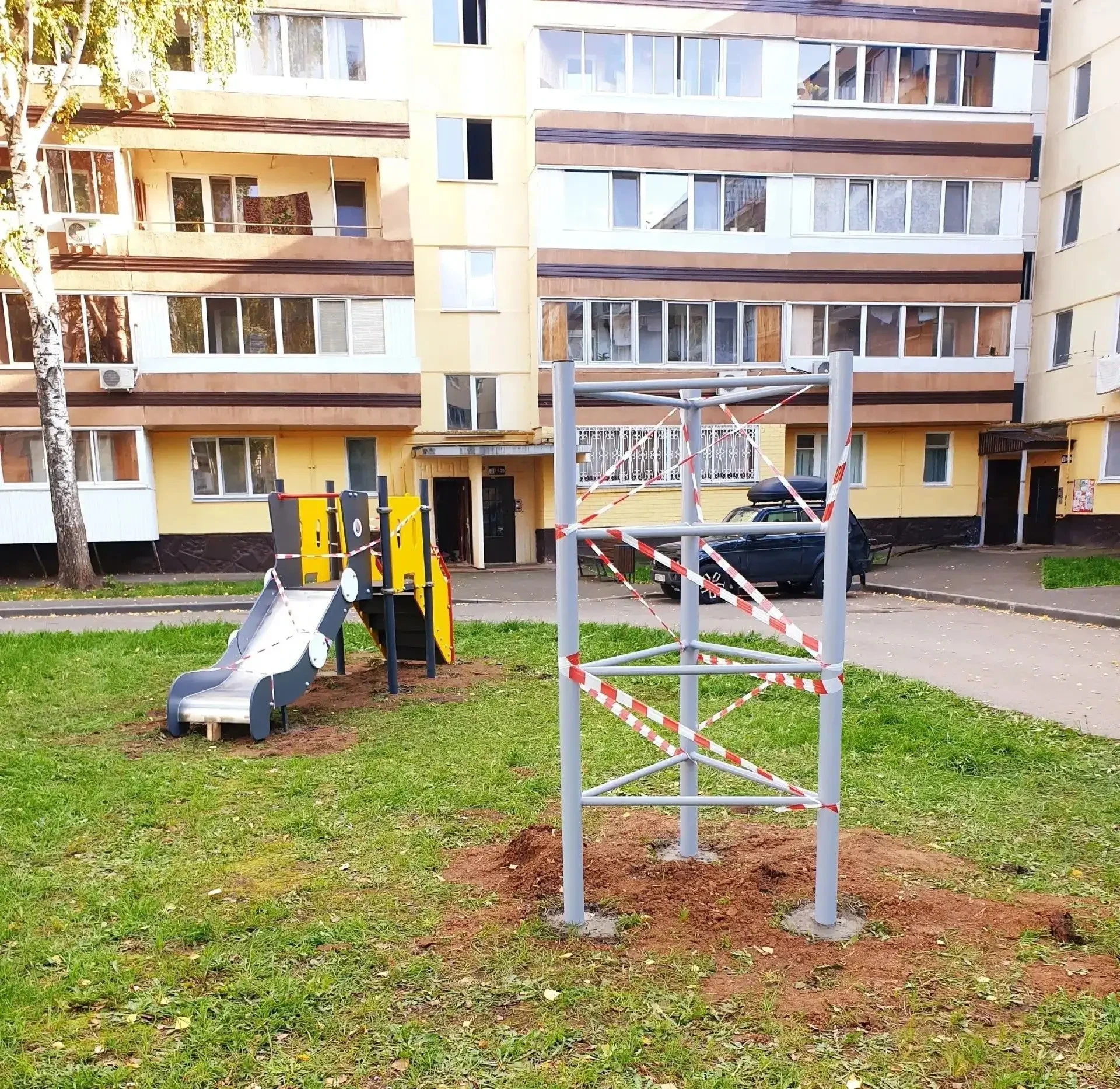 Во дворе на улице Бызова появилась новая детская площадка