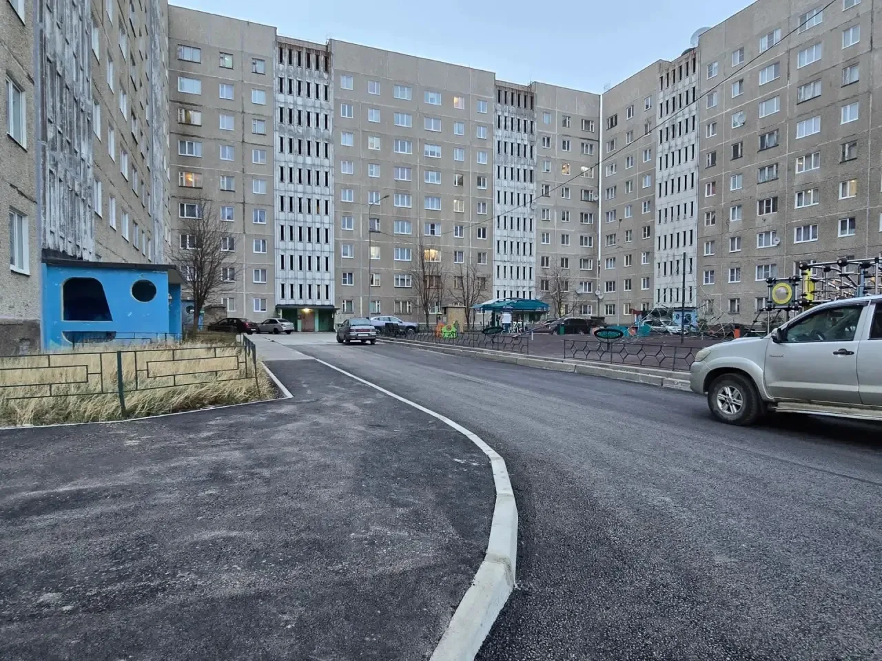 В Никеле благоустроили участок между домами № 35 и № 37 на Гвардейском проспекте: уложи...