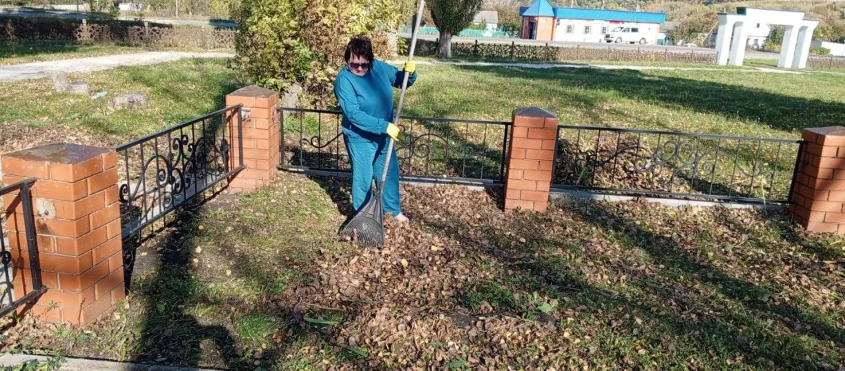 9 октября работники Захаровского ЦКД провели субботник на братской могиле.