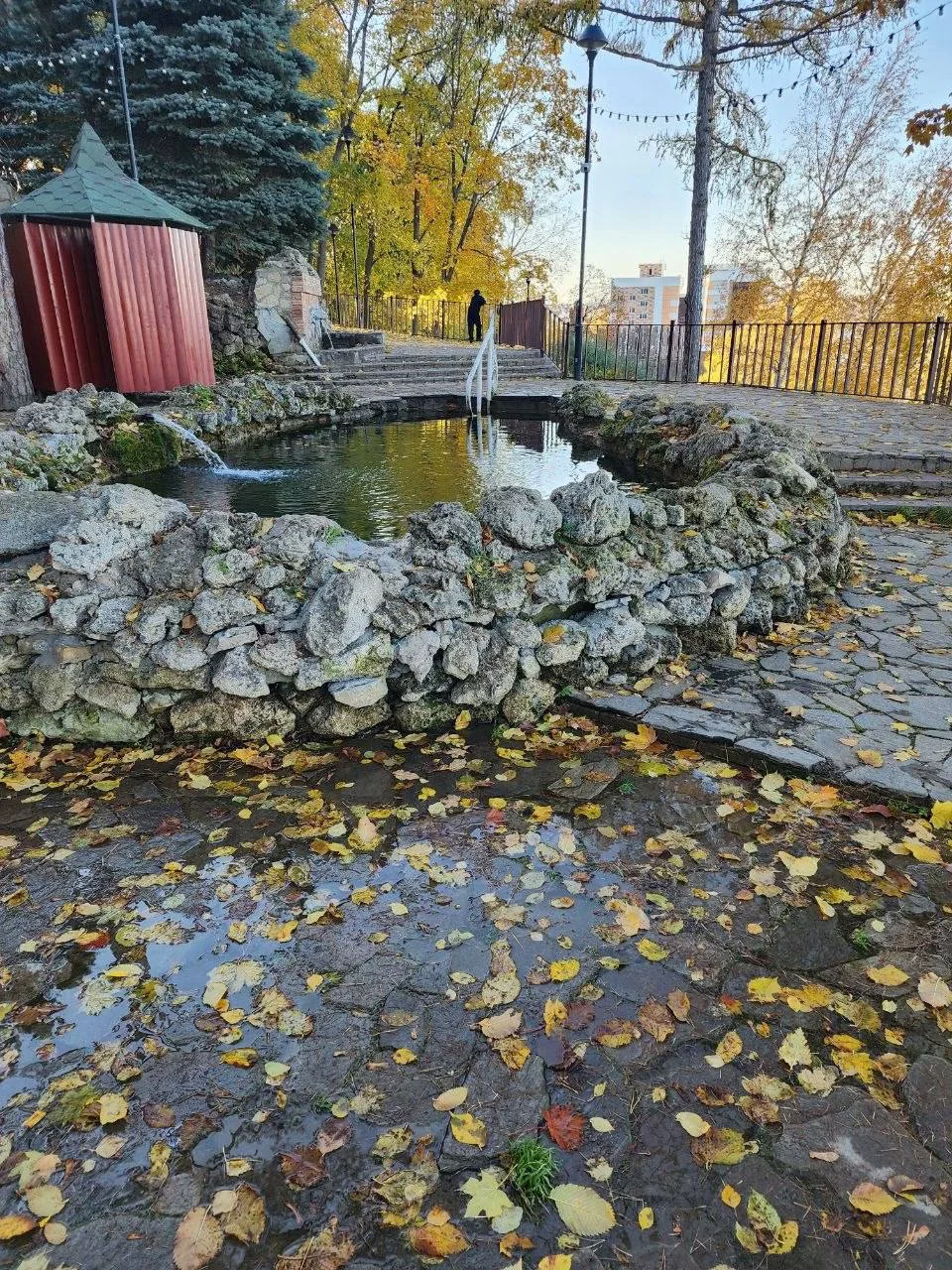 На Святом ключе утечка воды грозит превратить дорогу в каток