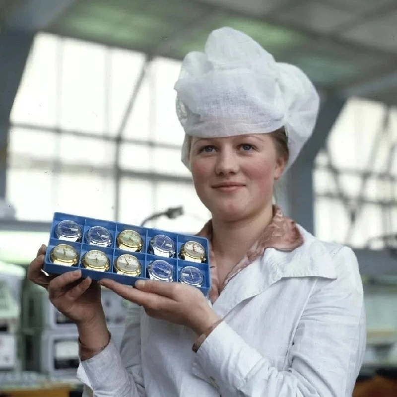 Работница цеха готовой продукции показывает изделия Минского часового завода. 1981 год.