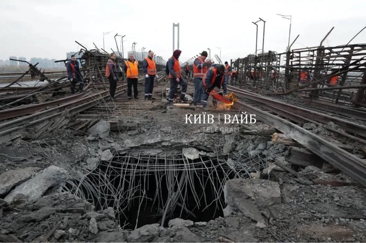 🇺🇦💥 Огромная дыра между путями: кадры повреждений Южного моста в Киеве после ракетно...