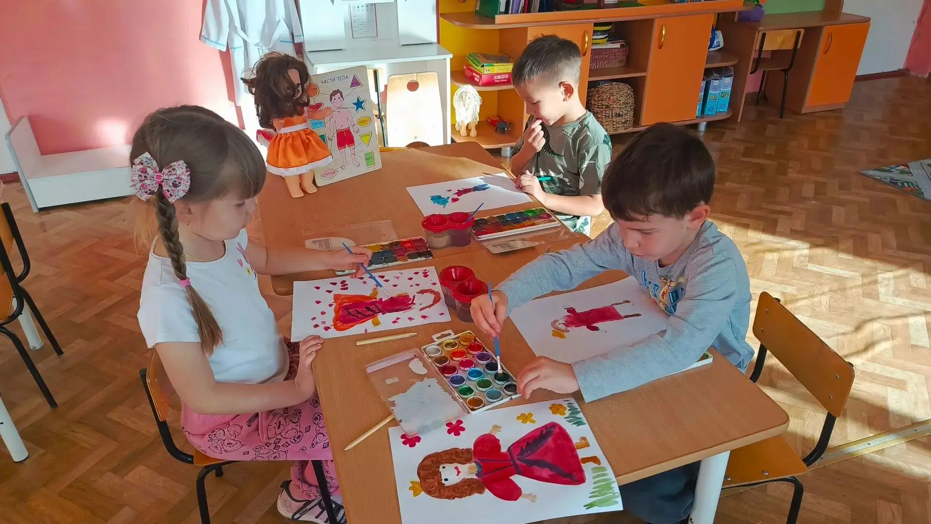 🖌 В старшей группе прошло занятие по рисованию на тему «Девочка в нарядном платье»!