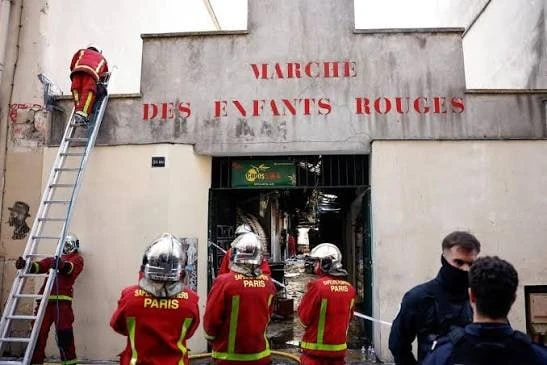 🇫🇷 В Париже сгорел рынок, основанный в начале XVII века