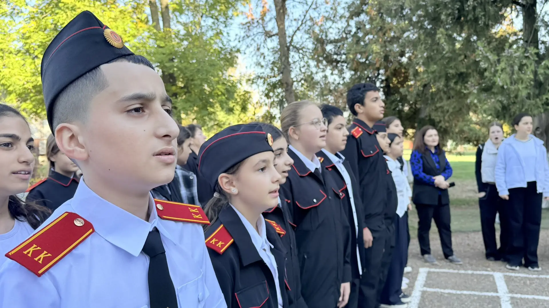 Сегодня в нашей школе прошла линейка и «Разговоры о важном» — 12.10