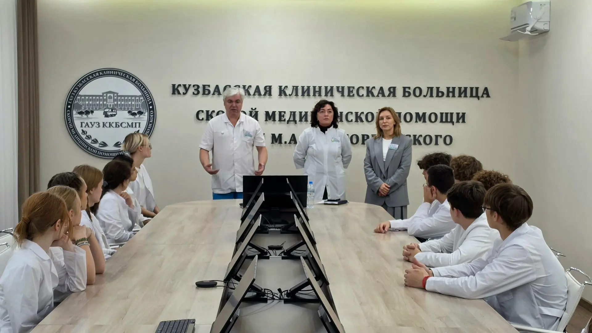 Первое знакомство с профессией: старшеклассники школы №14 побывали в лабораториях больн...