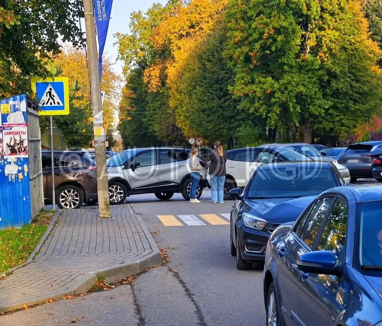 В Гурьевске на Советской раскрорячились на всю дорогу, движение крайне затруднено.