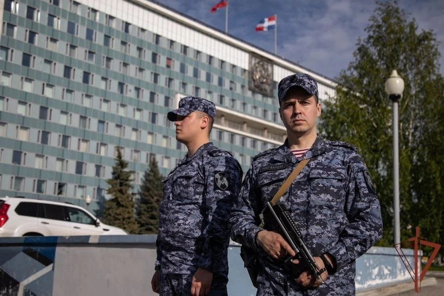 Полицейским из вневедомственной охраны будут доплачивать по 10 тыс. рублей из бюджета П...