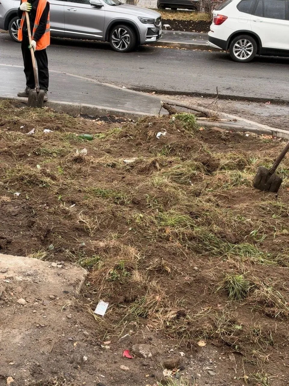 😱 На Новочеркасском бульваре мусор закапывают прямо в новый газон