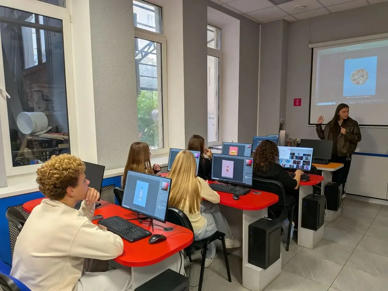 💻 Шаг в IT: восьмиклассники в «Академии ТОП»! 🚀