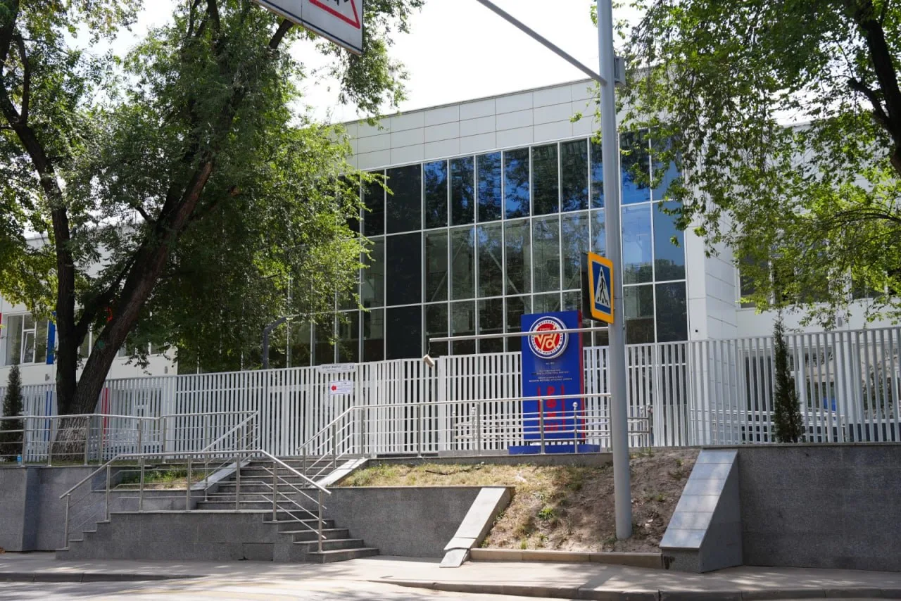 В Алматы 48 учеников Республиканской физико-математической школы госпитализировали с си...