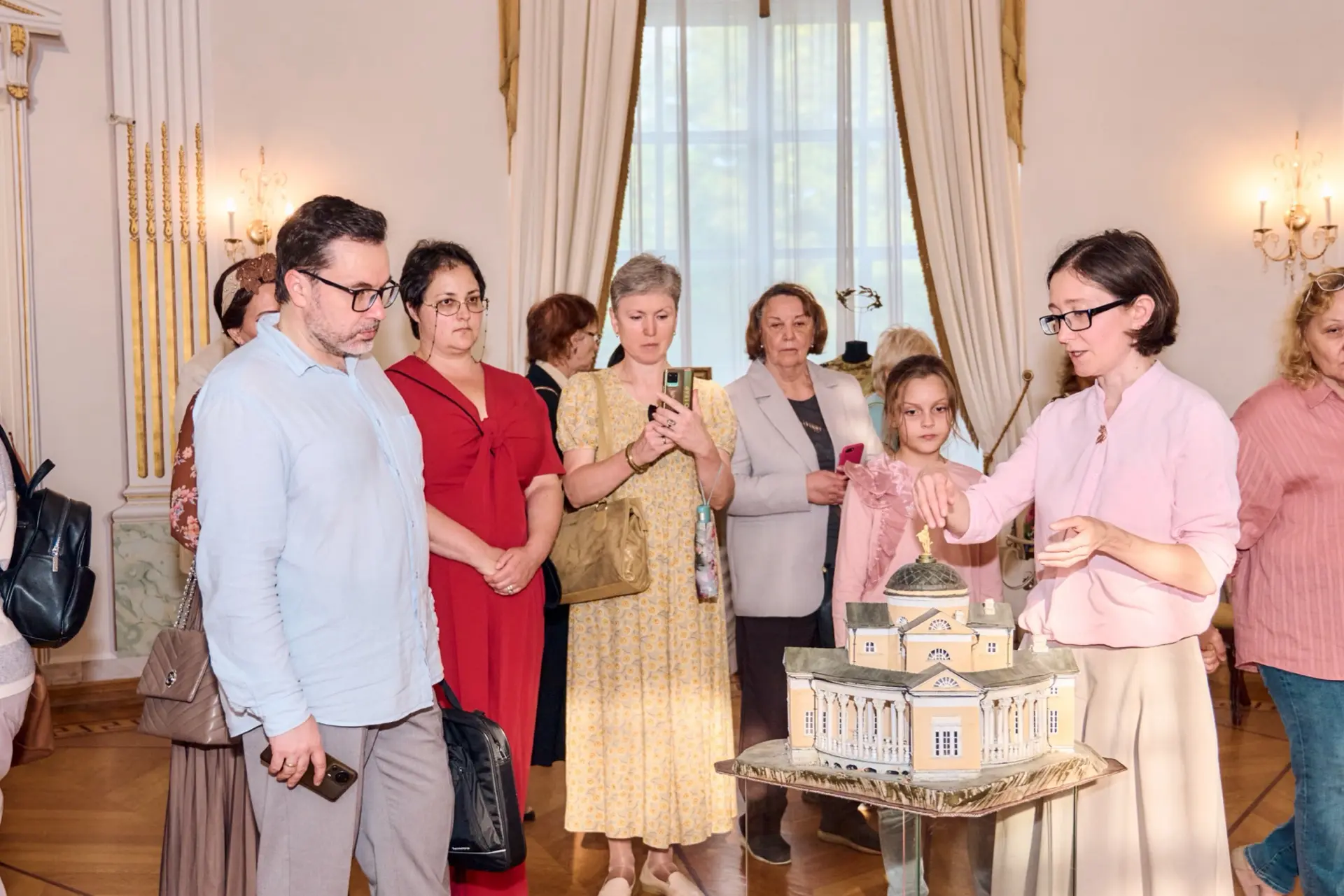 Последняя возможность посетить кураторскую экскурсию по выставке «Минувшего с грядущим ...